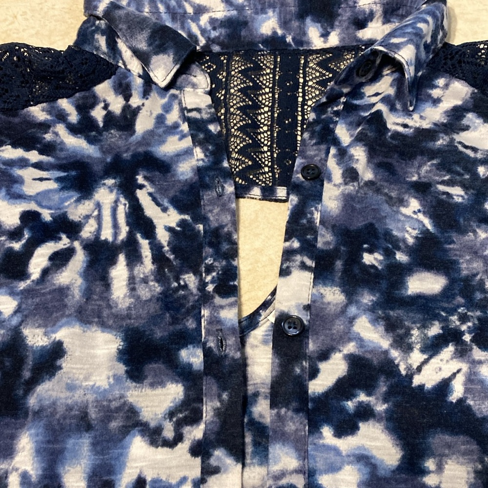 Button down sleeveless top - Picture 2 of 5